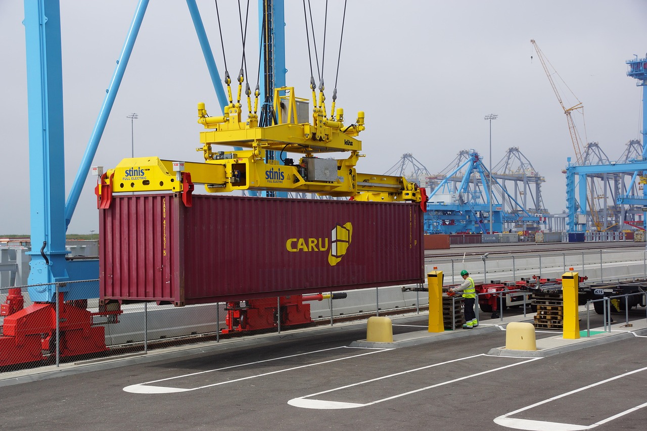 Container Umschlagplatz mit Standardcontainer am Kran