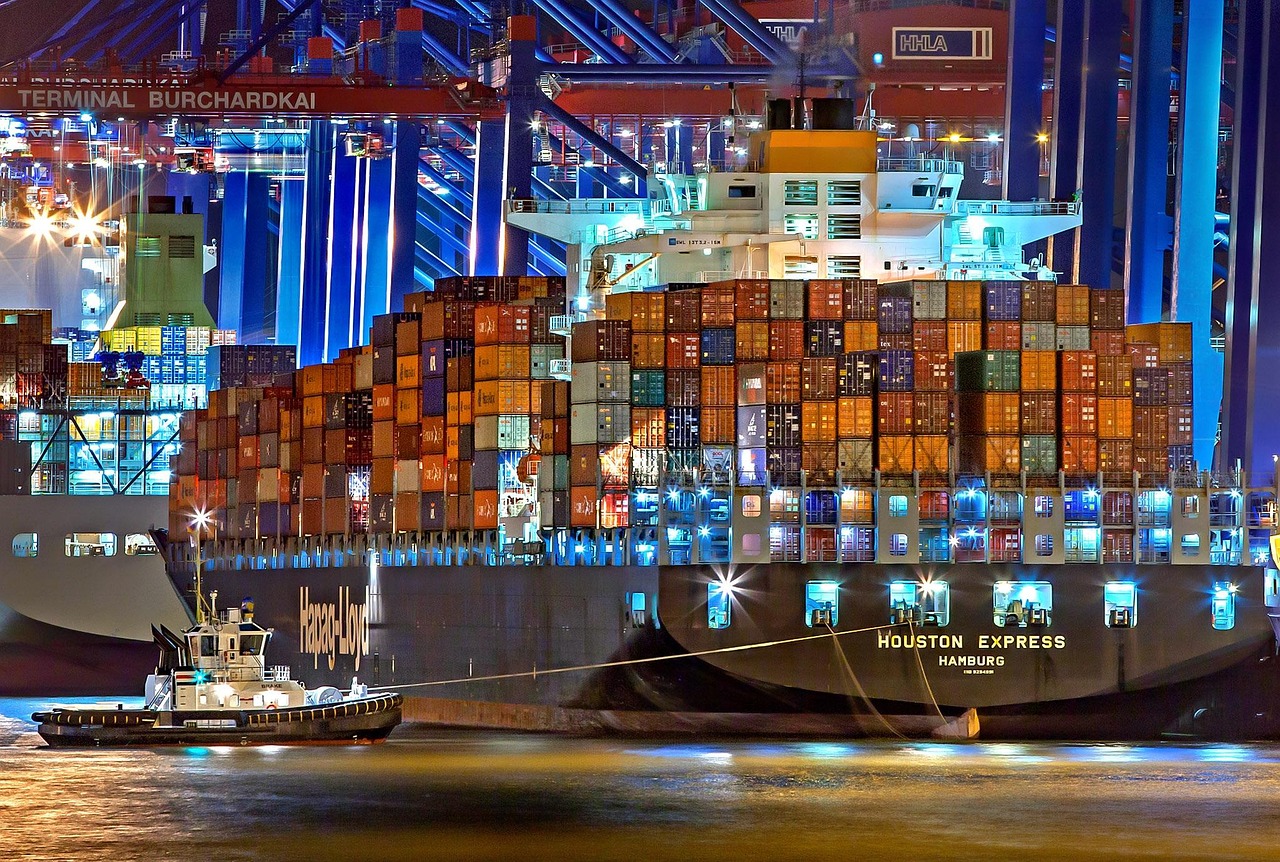 Containerschiff im Hafen bei Nacht
