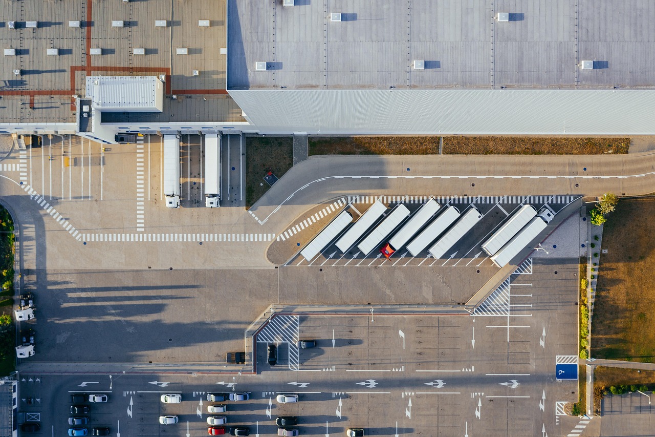 Speditionsgelände mit LKW-Waschanlage Luftaufnahme
